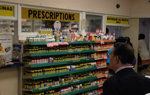 Medicamentos expuestos en una farmacia. Foto: EFE/Archivo