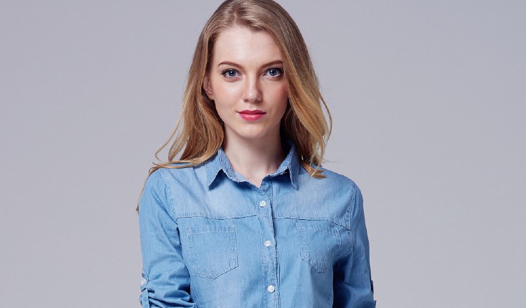 Una camisa de jean es una prenda infaltable en nuestro armario, es clásica, versátil, casual y chic. /Foto Archivo