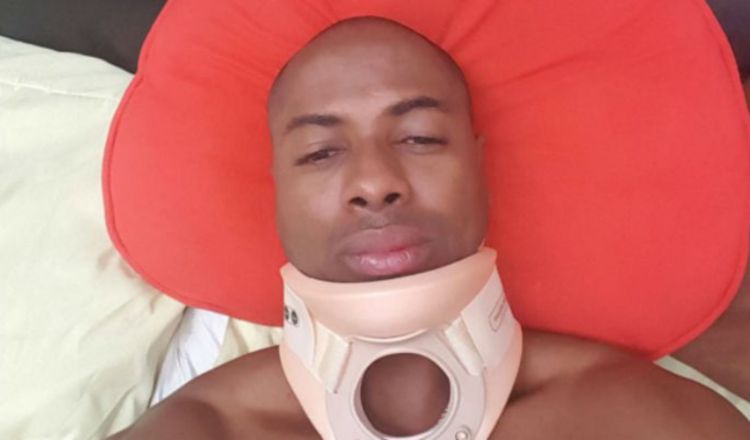 Irving Saladino mostrando el cuello ortopédico. /Foto tomada de Instagram
