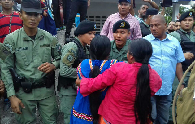 Indígena lesionada, mientras se realizaba la firma del acuerdo.