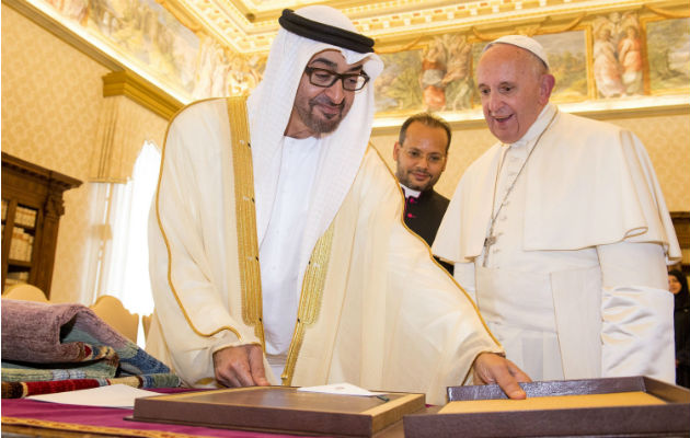 El papa Francisco (i) se reúne con el jefe de Abu Dhabi, Mohammed bin Zayed bin Sultan Al-Nahyan (i), durante una audiencia privada en el Vaticano. Foto: EFE