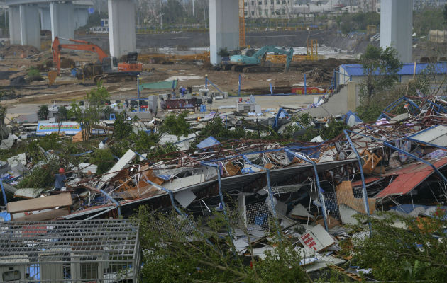 Algunos destrozos ocasionados por el paso del supertifón Meranti en Xiamen al sureste de China. Foto: EFE
