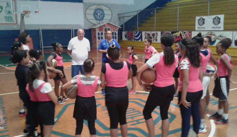 Suero conversa con las niñas del grupo Kiwanis Princess Chorrillo. En total, 25 niñas asistieron a esta charla de baloncesto. Experiencia: Suero conversa con las niñas del grupo Kiwanis Princess Chorrillo. En total, 25 niñas asistieron a esta charla de baloncesto.
