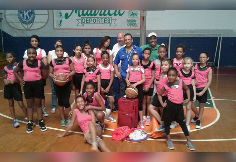 Aporte: Además de ofrecer de manera gratuita sus conocimientos, “Polo” donó algunos implementos deportivos a los muchachos que visitó.
