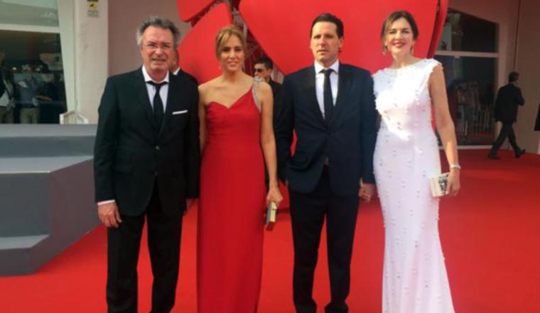 Óscar Martínez, Marina Borensztein, Andrea Frigerio y su pareja. Óscar Martínez, Marina Borensztein, Andrea Frigerio y su pareja.