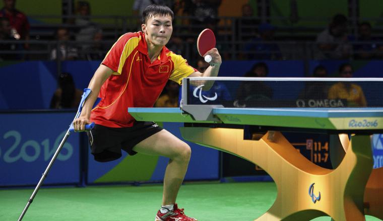 El chino Shuo Yan devuelve la pelota al tenista de mesa barcelonés Jordi Morales durante la pelea ayer por el tercer y cuarto puesto en la clase S7 de tenis de mesa de los Juegos Paralímpicos 2016 de Río de Janeiro. El chino Shuo Yan devuelve la pelota al tenista de mesa barcelonés Jordi Morales durante la pelea ayer por el tercer y cuarto puesto en la clase S7 de tenis de mesa de los Juegos Paralímpicos 2016 de Río de Janeiro.