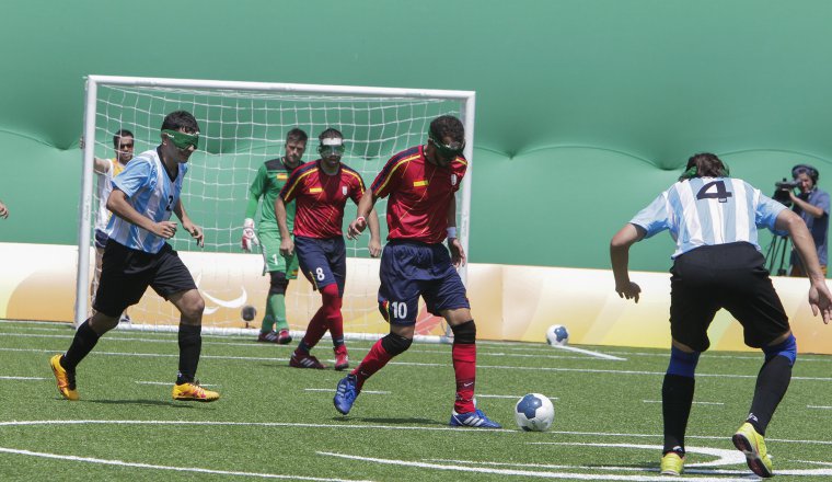 Fue un partidazo. El equipo de España enfrentó a Argentina el pasado domingo, durante un partido de fútbol 5 de los Juegos Paralímpicos Río 2016, en Río de Janeiro (Brasil). Argentina derrotó a España 1 gol por 0. Fue un partidazo. El equipo de España enfrentó a Argentina el pasado domingo, durante un partido de fútbol 5 de los Juegos Paralímpicos Río 2016, en Río de Janeiro (Brasil). Argentina derrotó a España 1 gol por 0.
