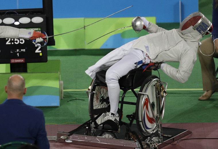 Destreza y reflejos es lo que muestra está imagen, donde el espadachín francés, Ludovic Lemoine, esquiva el toque de su adversario, en la competencia de esgrima en silla de ruedas categoría A. Destreza y reflejos es lo que muestra está imagen, donde el espadachín francés, Ludovic Lemoine, esquiva el toque de su adversario, en la competencia de esgrima en silla de ruedas categoría A.