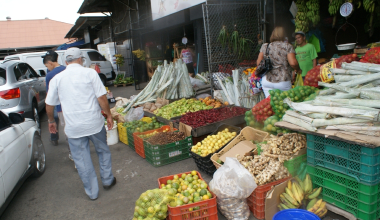 En el Mercado de Abastos es frecuente ver alimentos en el piso. /Foto Archivo