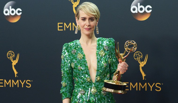 Sarah Paulson con su estatuilla Sarah Paulson con su estatuilla