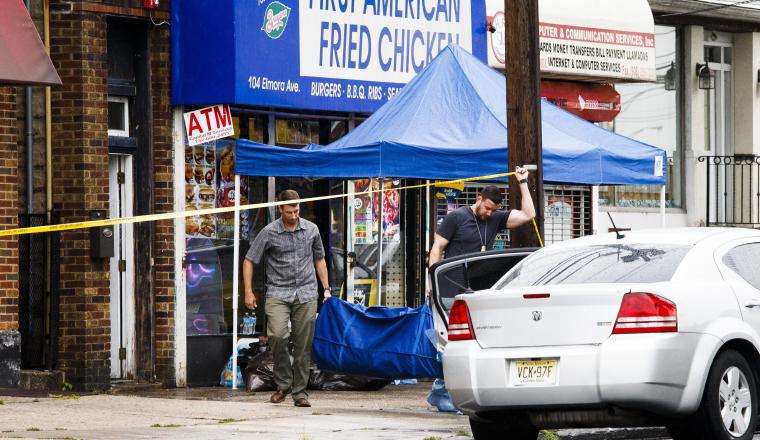 Oficiales de policía y el FBI recogen evidencias. Oficiales de policía y el FBI recogen evidencias. /Foto EFE