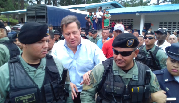 Varela fue custodiado por unidades policiales durante la firma. Varela fue custodiado por unidades policiales durante la firma. /Foto Archivo