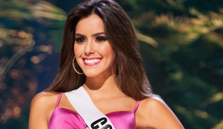 Durante su pasarela en traje de baño en el concurso universal. Durante su pasarela en traje de baño en el concurso universal.