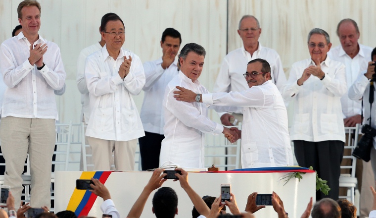 Un abrazo fraterno entre Juan Manuel Santos y "Timochenko". Un abrazo fraterno entre Juan Manuel Santos y "Timochenko". /Foto EFE