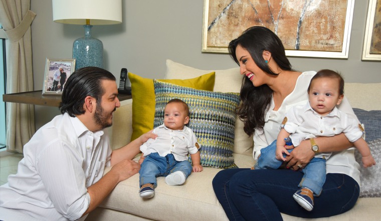 Divide su tiempo entre la maternidad y el trabajo.