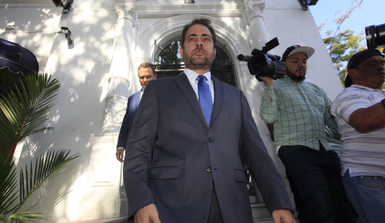 El ministro de Vivienda, Mario Etchelecu, a su salida de la Procuraduría de la Nación, cuando en enero del año pasado se había iniciado una investigación por las supuestas compras directas. El ministro de Vivienda, Mario Etchelecu, a su salida de la Procuraduría de la Nación, cuando en enero del año pasado se había iniciado una investigación por las supuestas compras directas. /Foto Víctor Arosemena