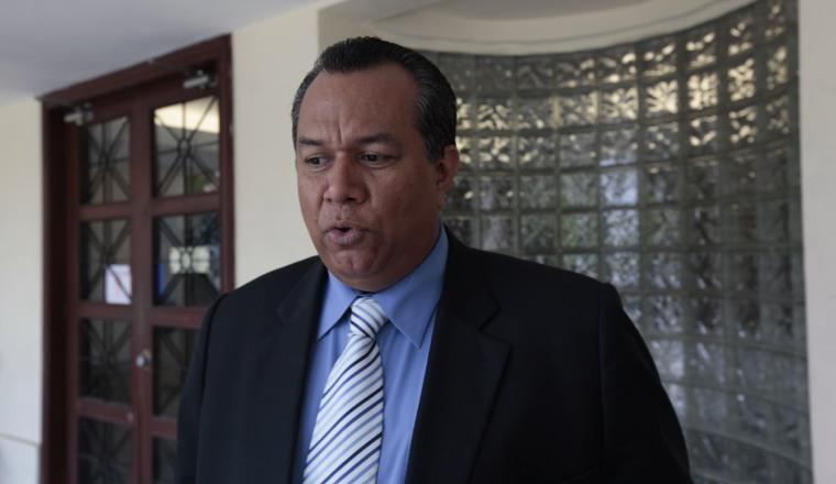 Claro que hay una marcada diferencia porque a los funcionarios de este gobierno involucrados en casos penales no se les llama, y en caso de que se les llame, no pasa nada en las fiscalías. Silvio Guerra: Claro que hay una marcada diferencia porque a los funcionarios de este gobierno involucrados en casos penales no se les llama, y en caso de que se les llame, no pasa nada en las fiscalías.