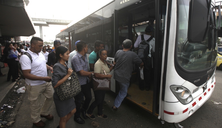 Usuarios piden que se mejore el servicio que brinda el metrobús. Usuarios piden que se mejore el servicio que brinda el metrobús. /Foto Edwin González