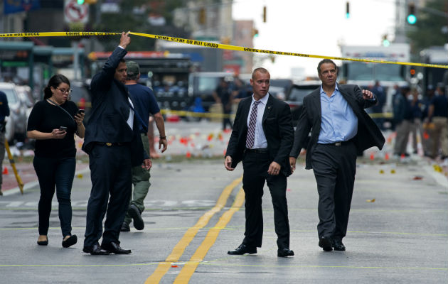 El gobernador del estado de Nueva York, Andrew Cuomo, hace un recorrido por el área de la explosión. FOTO/AP