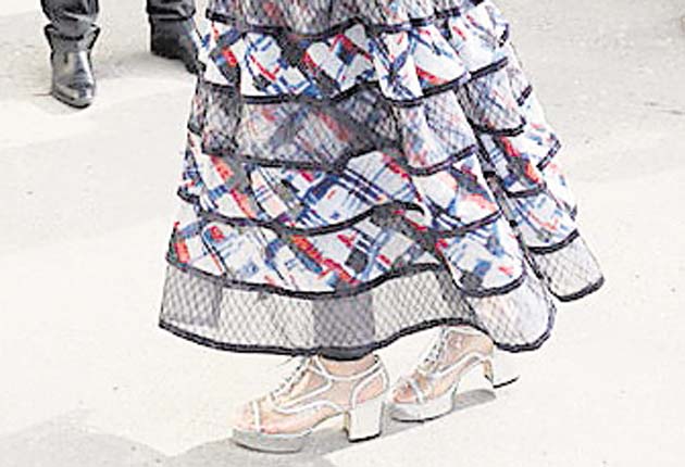 Margot Robbie: La actriz acudió al desfile de Chanel en la Semana de la Moda de París luciendo unos zapatos tipo Oxford, transparentes, con costuras plateadas. Iba a juego con la plataforma y tacón ancho.