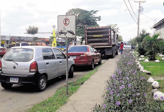 Ante la falta de “parking”, hay conductores que se arriesgan a dejar sus autos en áreas prohibidas. /Foto Eric A. Montenegro