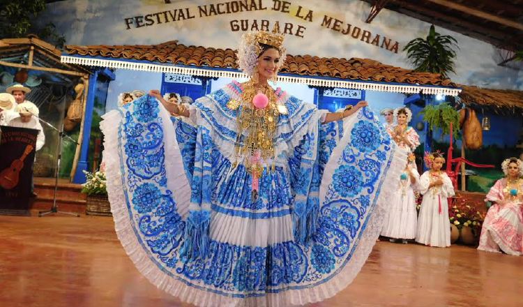 Su majestad Nathalie Díaz Saavedra. /Foto Zenaida Vásquez