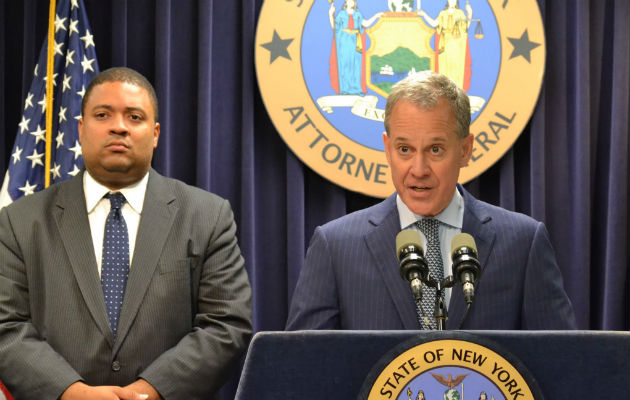 El fiscal de Nueva York, Eric Schneiderman (dcha.), con el jefe de la Unidad de Investigaciones Especiales, Alvin Bragg (izq.), durante una rueda de prensa.