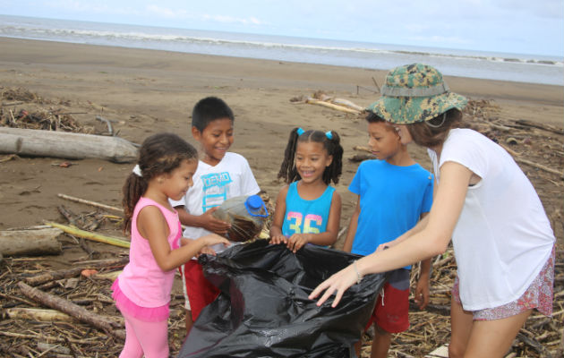 Bióloga Martina De Marcos junto a los niños voluntarios.