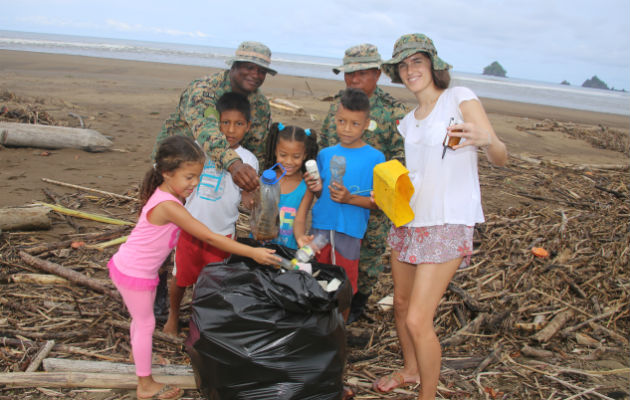 Jaqué se sumó a la jornada nacional de limpieza de playas.