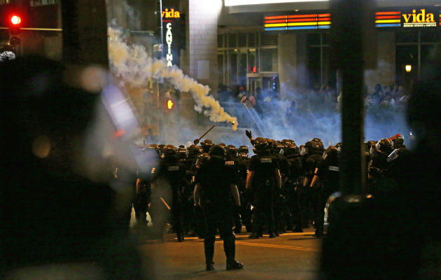 La policía dispersa a un grupo de manifestantes. FOTO/AP