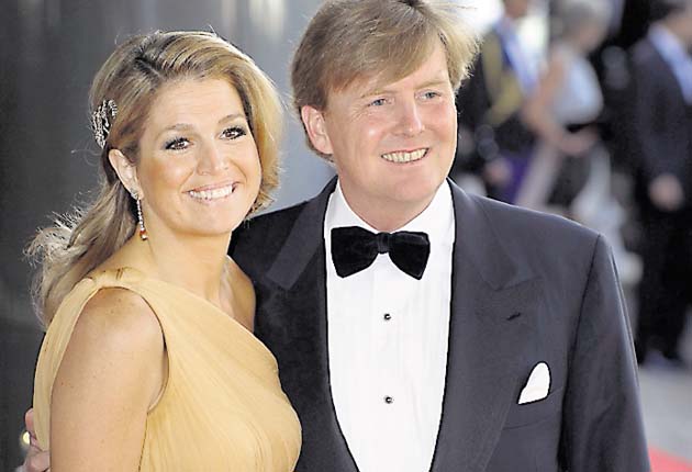 Los reyes de Holanda posan para una foto. Guillermo y Máxima.