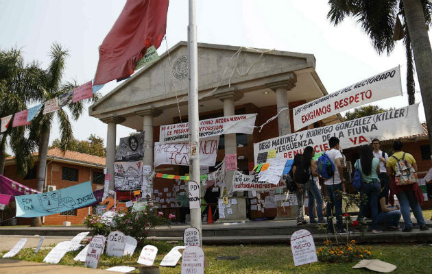 Estudiantes mantienen cerrada Estudiantes de la Universidad Nacional de Asunción, la más grande del país. FOTO/EFE