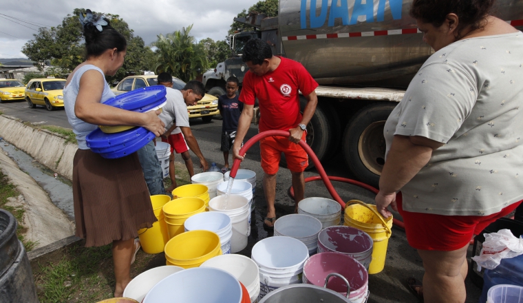 Agua: Una de las promesas de campaña del presidente Juan Carlos Varela fue que todos los panameños tendrían agua potable, meta que en dos años de gobierno todavía no se ha cumplido.