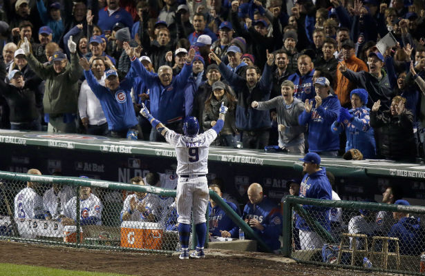 Javier Báez celebra con los aficionados su jonrón ganador./ Foto AP