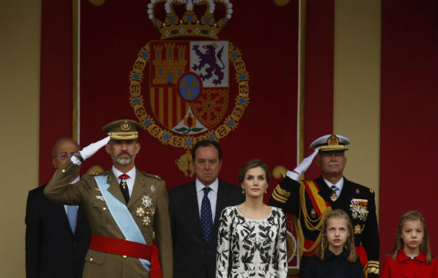España celebra con un desfile militar. Foto/ AP