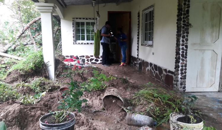 El portal de esta vivienda se vino abajo producto de los deslizamientos en esta zona coclesana. /Foto Elena Valdez