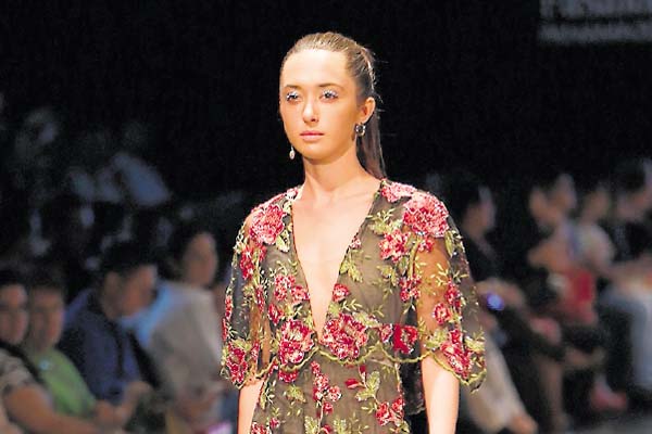 Alessandra Grau: Sus diseños tienen la fuerte característica de un estilo elegante de cortes simples a la vez que muy sensuales. También, están inspirados en figuras geométricas de etnias indígenas.