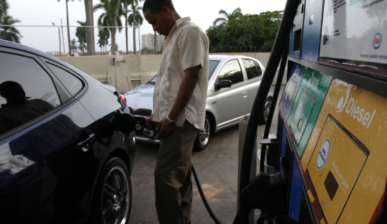 El Gobierno pretendía, mediante ley, cobrar un nuevo impuesto, que sería gravado al combustible, una medida contraria a las promesas que hizo Varela en campaña. Por la presión popular fue rechazada Combustible: El Gobierno pretendía, mediante ley, cobrar un nuevo impuesto, que sería gravado al combustible, una medida contraria a las promesas que hizo Varela en campaña. Por la presión popular fue rechazada