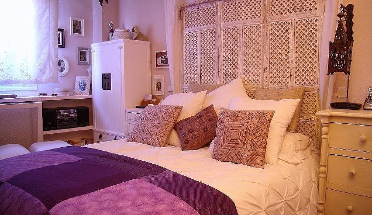 Muchas cortinas y almohadones con la tendencia hindú.
