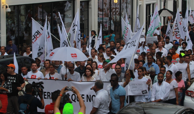Periodistas y miembros de la sociedad civil protestaron contra el atentado a la libertad de expresión. /Foto Edwin González