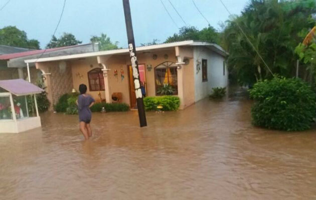 El río La Villa se desbordó. Foto: Zenaida Vásquez 