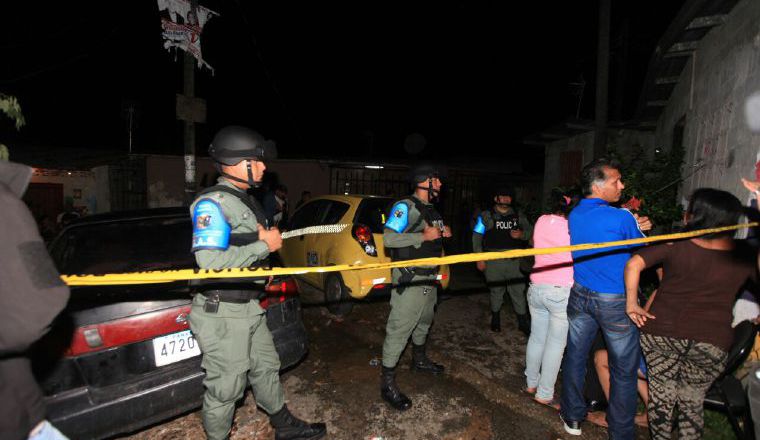 Sospechosos: Unos cinco sospechosos fueron detenidos luego del triple homicidio en Arco Iris, provincia de Colón. En esta balacera, también resultaron tres personas heridas. La semana pasada, el presidente Juan Carlos Varela lanzó el programa “Colón Seguro”.