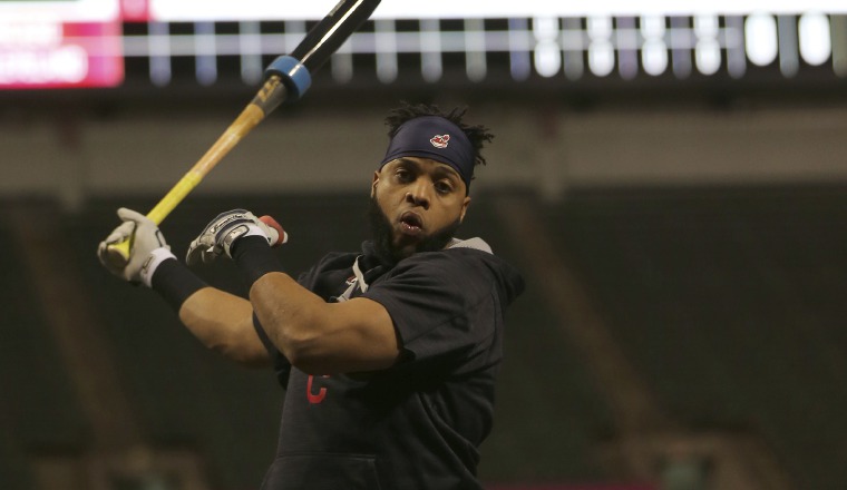 El dominicano Carlos Santana hace "swing" en el Progressive Field. El dominicano Carlos Santana hace "swing" en el Progressive Field. /Foto AP