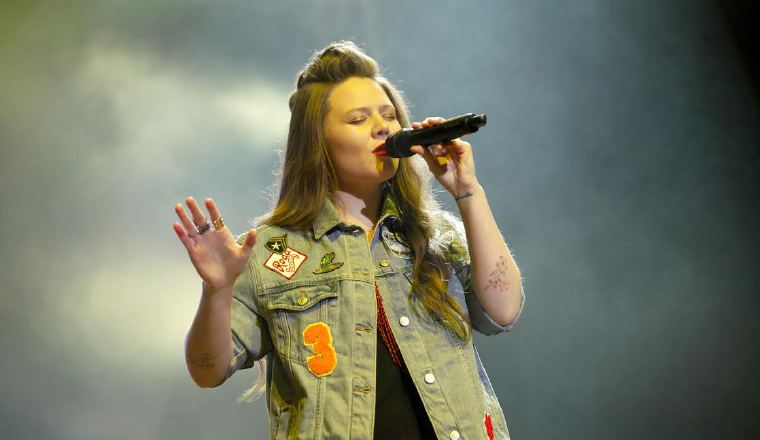 Joy enamoró con su hermosa voz.