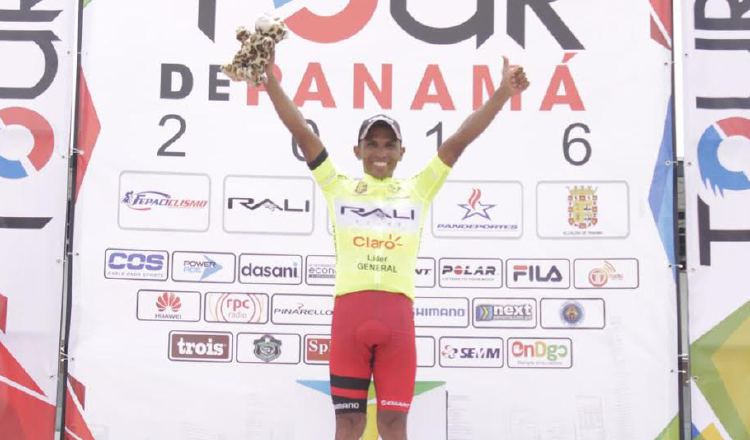 Fernando Ureña celebra en el podio su liderato en la segunda etapa del Tour de Panamá. /Foto Cortesía