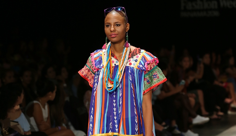 Orígenes: Mezcla de vestidos tradicionales panameños con las nuevas tendencias en moda es la base de inspiración para  Chajin. Confeccionó túnicas de inspiraciones guaymíes.