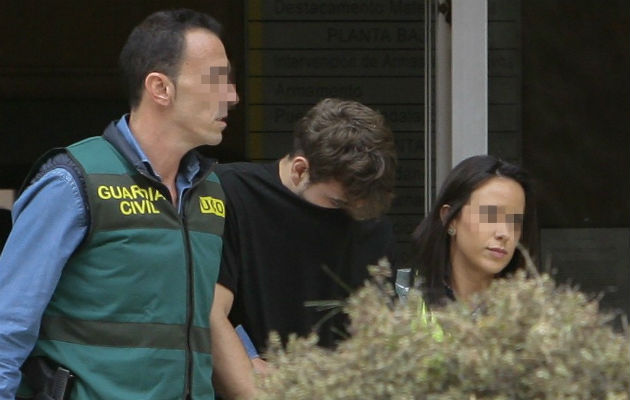 El presunto asesino François Patrick Nogueira Gouveia (centro). Foto/ EFE
