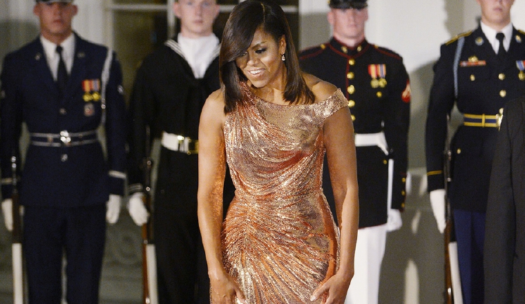 Vestido del adiós: Vestida de Versace y con un atuendo largo, color oro rosa brillante y a juego perfecto con su color de piel, la primera dama de Estados Unidos sacó aplausos en la Casa Blanca.