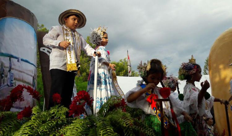 Alegorías típicas sobre carretas formaron parte del desfile folclórico efectuado ayer en Aguadulce. /Foto Elena Valdez
