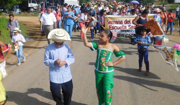 S.M. Allison Guerra presidió la cabalgata. /Foto Zenaida Vásquez 